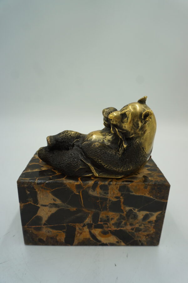 FIGURA Z BRĄZU LEŻĄCY MIŚ PANDA