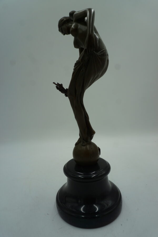 DUŻA FIGURA Z BRĄZU AKT NAGA KOBIETA NA KULI