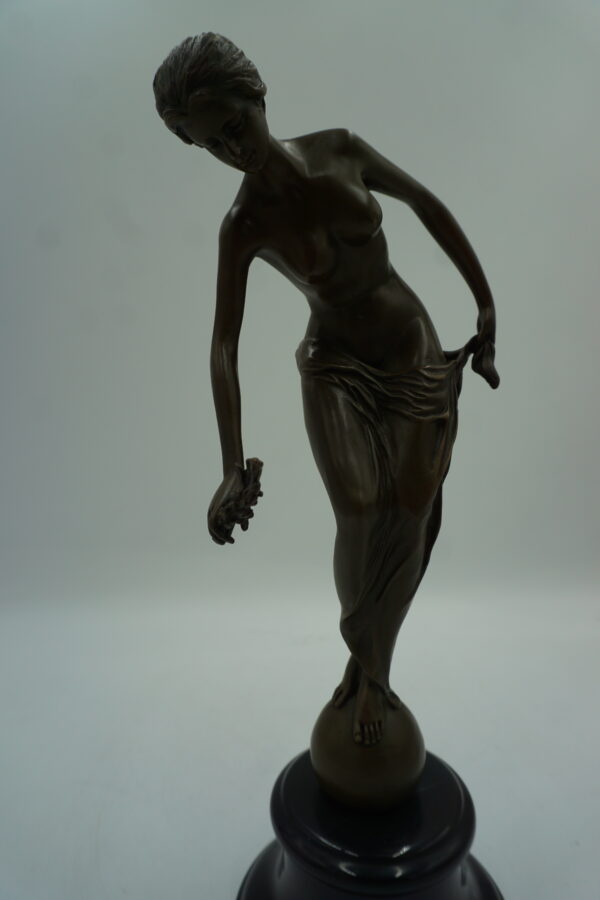 DUŻA FIGURA Z BRĄZU AKT NAGA KOBIETA NA KULI