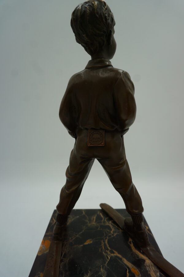 FIGURA Z BRĄZU CHŁOPIEC NA NARTACH