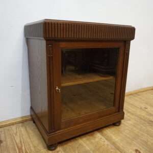 ZGRABNA SZAFKA Z PRZESZKLENIEM BAREK