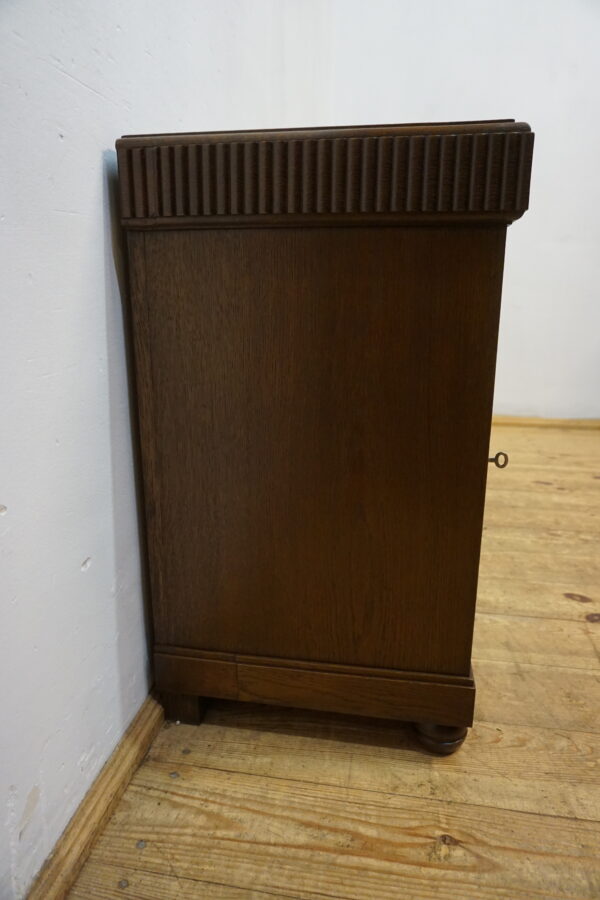 ZGRABNA SZAFKA Z PRZESZKLENIEM BAREK