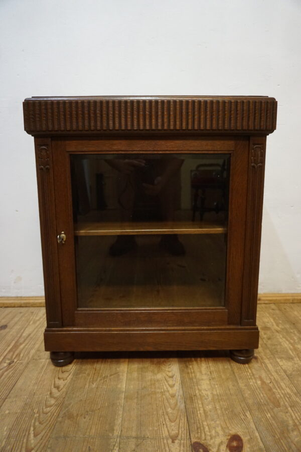 ZGRABNA SZAFKA Z PRZESZKLENIEM BAREK