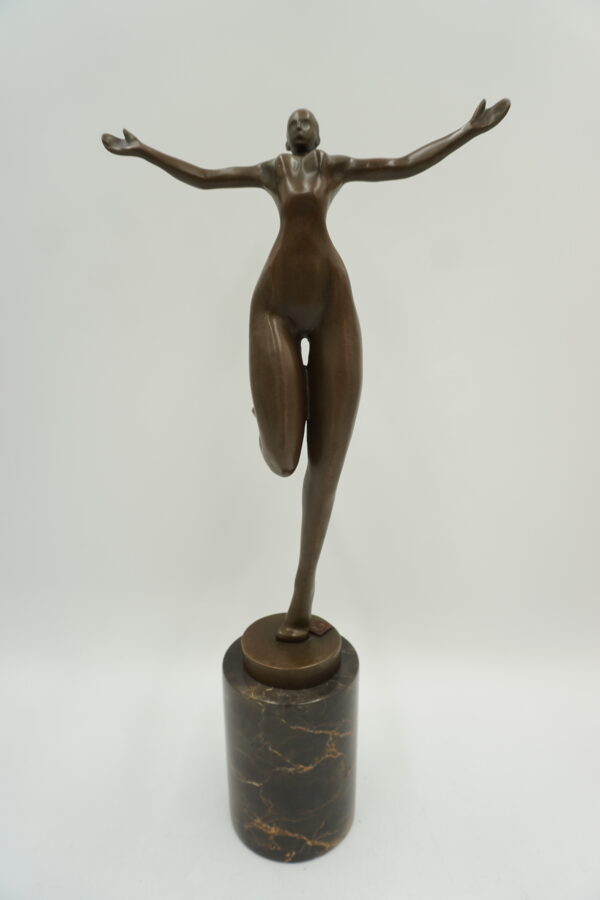 NOWOCZESNA FIGURA Z BRĄZU TANCERKA MODERNISTYCZNA