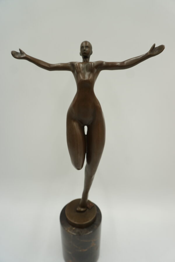 NOWOCZESNA FIGURA Z BRĄZU TANCERKA MODERNISTYCZNA