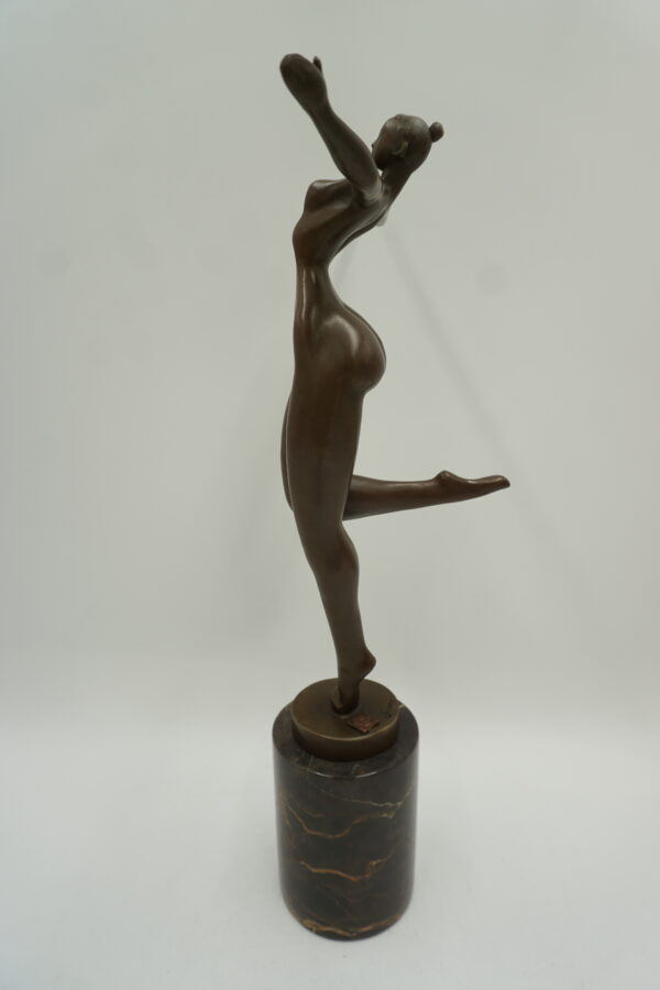 NOWOCZESNA FIGURA Z BRĄZU TANCERKA MODERNISTYCZNA