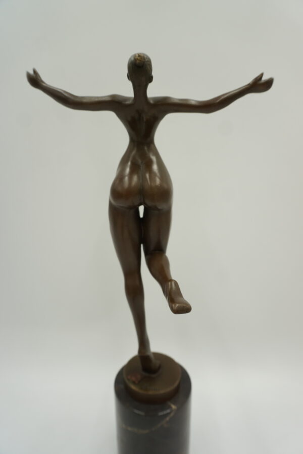 NOWOCZESNA FIGURA Z BRĄZU TANCERKA MODERNISTYCZNA