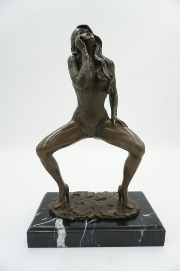 FIGURA Z BRĄZU WYZYWAJĄCA KOBIETA Z PAPIEROSEM