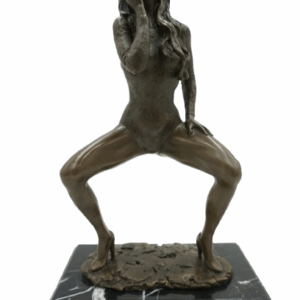 FIGURA Z BRĄZU WYZYWAJĄCA KOBIETA Z PAPIEROSEM