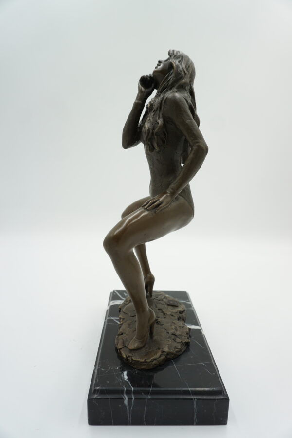 FIGURA Z BRĄZU WYZYWAJĄCA KOBIETA Z PAPIEROSEM