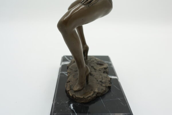 FIGURA Z BRĄZU WYZYWAJĄCA KOBIETA Z PAPIEROSEM