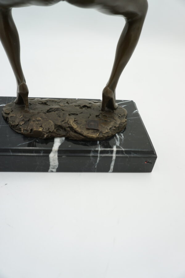 FIGURA Z BRĄZU WYZYWAJĄCA KOBIETA Z PAPIEROSEM