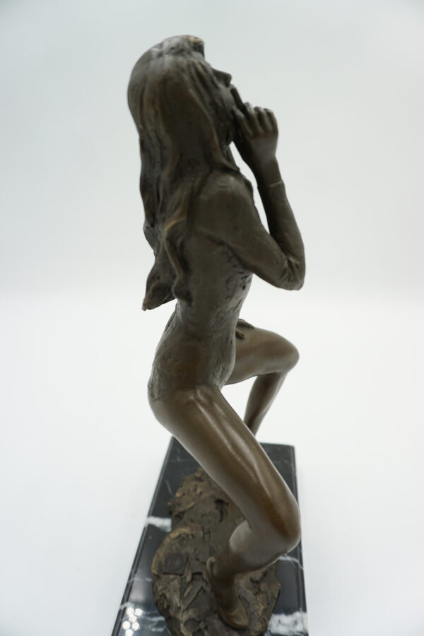 FIGURA Z BRĄZU WYZYWAJĄCA KOBIETA Z PAPIEROSEM