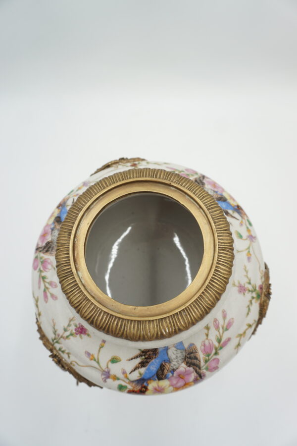 SZKATUŁA BOMBONIERA PORCELANA Z BRĄZEM ANIOŁY