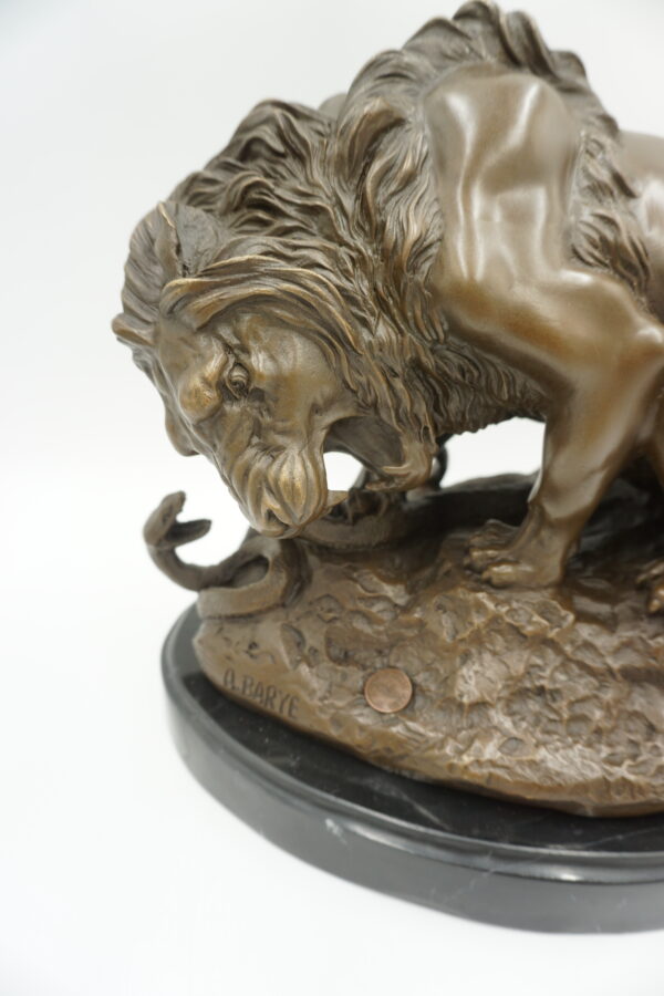 DUŻA FIGURA Z BRĄZU LEW Z WĘŻEM