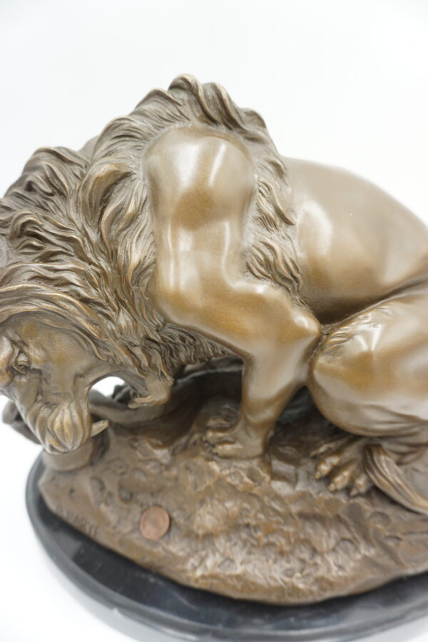 DUŻA FIGURA Z BRĄZU LEW Z WĘŻEM