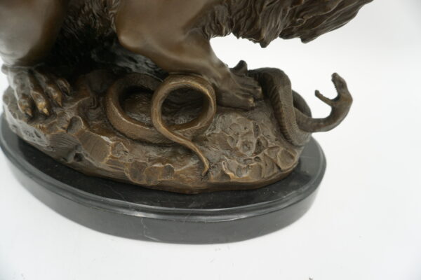 DUŻA FIGURA Z BRĄZU LEW Z WĘŻEM