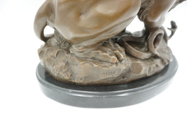 DUŻA FIGURA Z BRĄZU LEW Z WĘŻEM