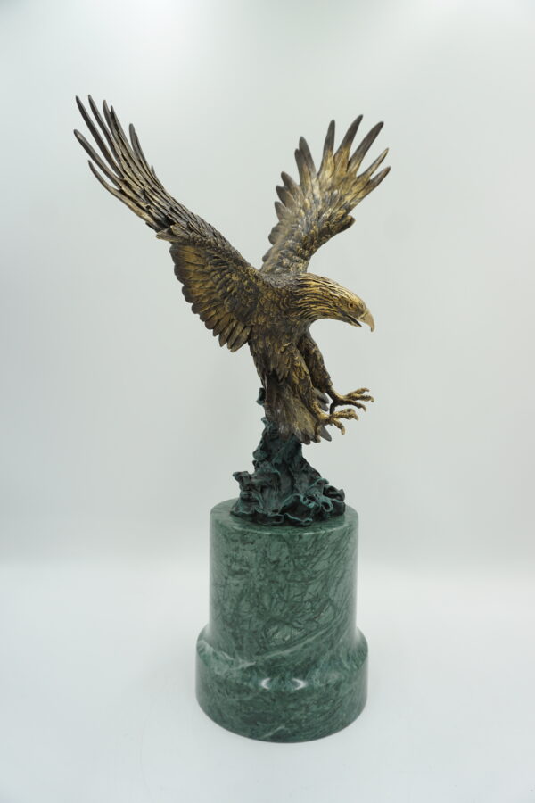 FIGURA Z BRĄZU ORZEŁ Z ROZŁOŻONYMI SKRZYDŁAMI