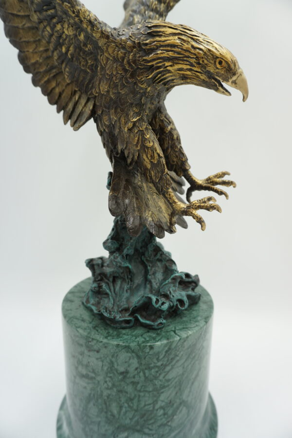FIGURA Z BRĄZU ORZEŁ Z ROZŁOŻONYMI SKRZYDŁAMI
