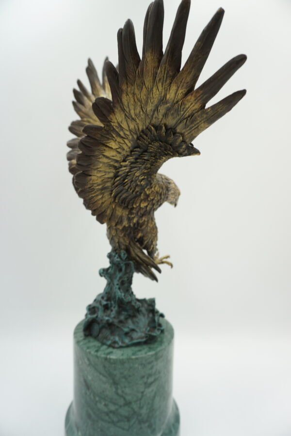 FIGURA Z BRĄZU ORZEŁ Z ROZŁOŻONYMI SKRZYDŁAMI