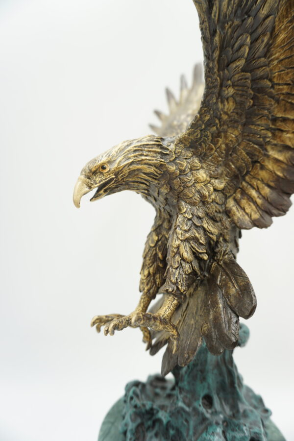 FIGURA Z BRĄZU ORZEŁ Z ROZŁOŻONYMI SKRZYDŁAMI