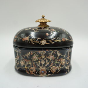 SZKATUŁKA PUZDERKO PORCELANA Z BRĄZEM