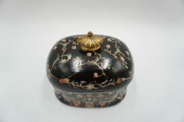 SZKATUŁKA PUZDERKO PORCELANA Z BRĄZEM