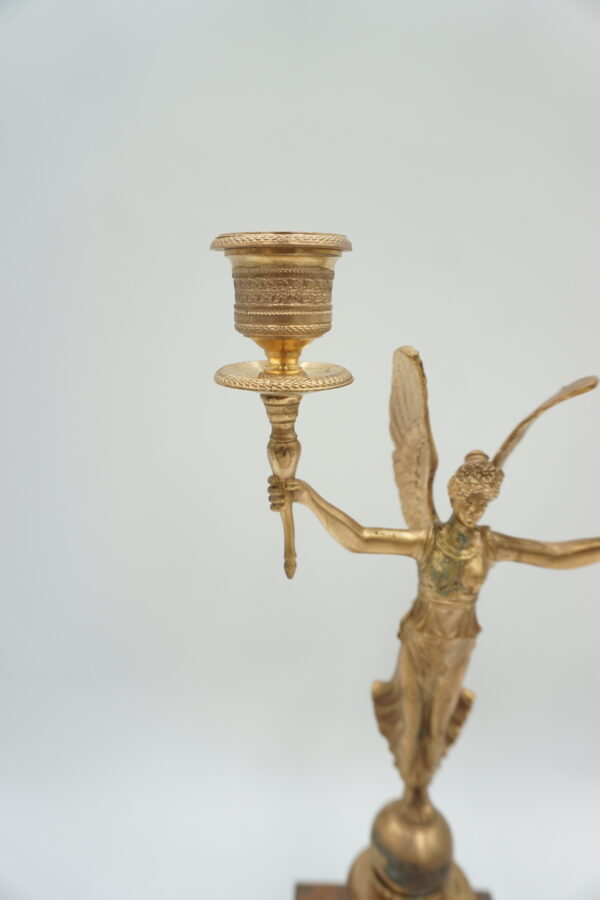 ŚWIECZNIK Z BRĄZU KOBIETA ANIOŁ