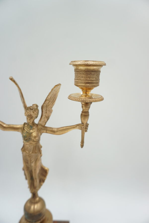 ŚWIECZNIK Z BRĄZU KOBIETA ANIOŁ