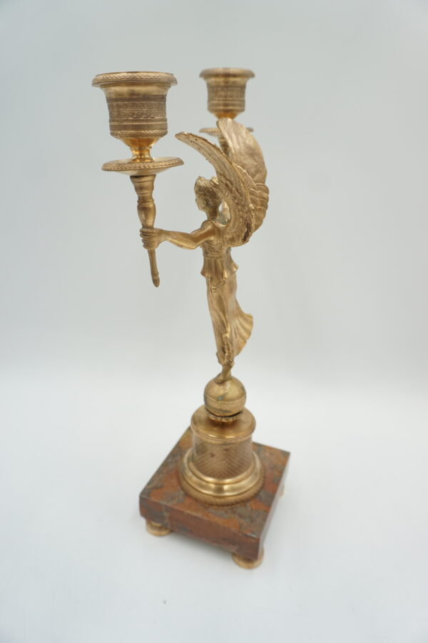 ŚWIECZNIK Z BRĄZU KOBIETA ANIOŁ