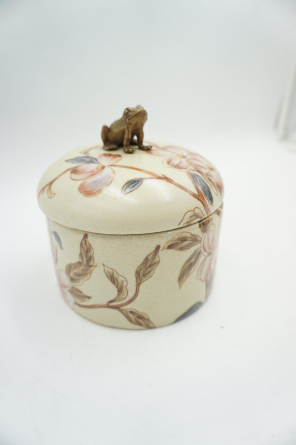 SZKATUŁKA PUZDERKO PORCELANA Z BRĄZEM ŻABKA