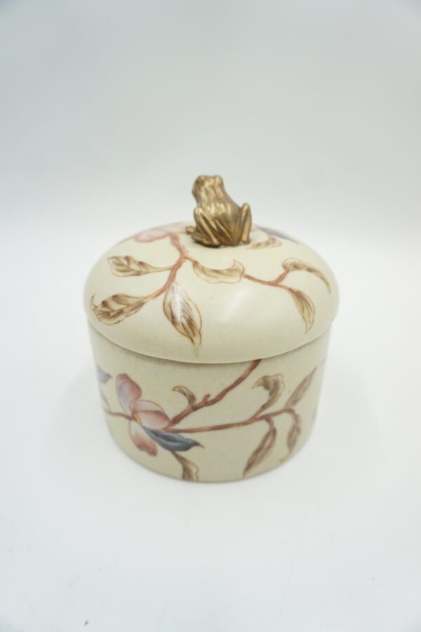 SZKATUŁKA PUZDERKO PORCELANA Z BRĄZEM ŻABKA