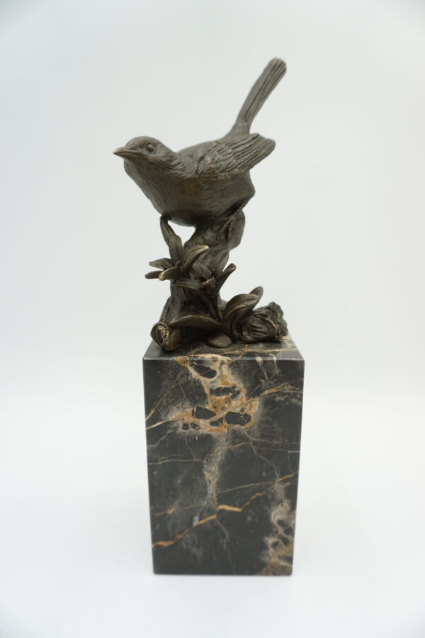 FIGURA Z BRĄZU PTASZEK WRÓBELEK NA KWIATACH