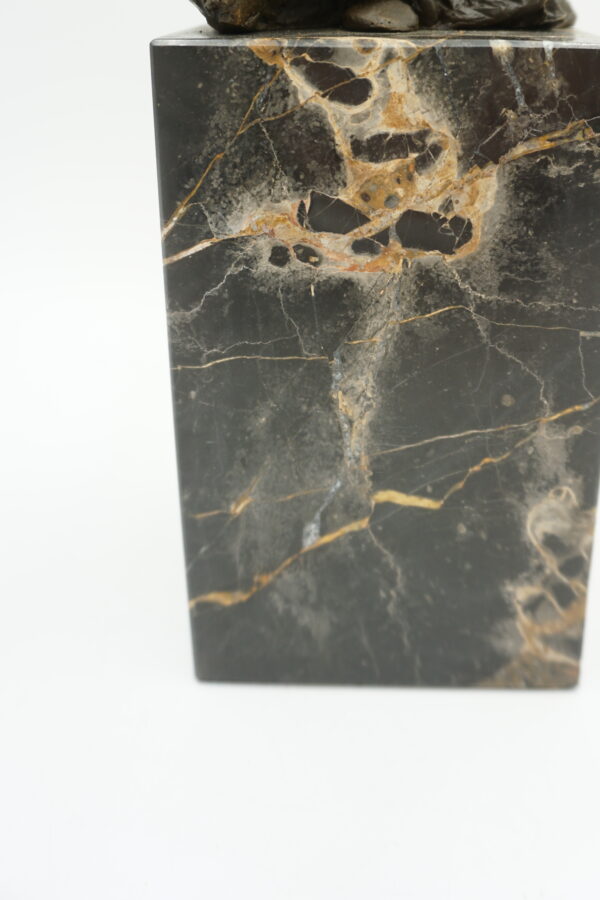 FIGURA Z BRĄZU PTASZEK WRÓBELEK NA KWIATACH