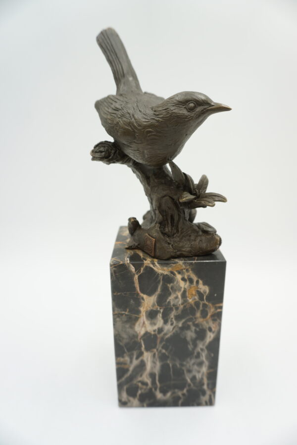 FIGURA Z BRĄZU PTASZEK WRÓBELEK NA KWIATACH