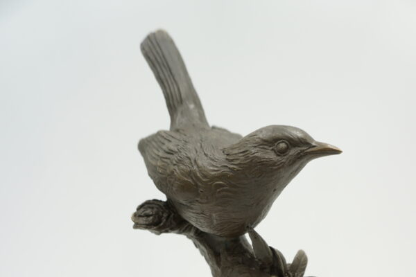 FIGURA Z BRĄZU PTASZEK WRÓBELEK NA KWIATACH