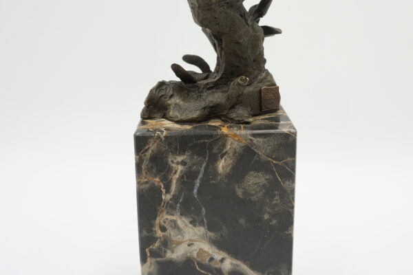 FIGURA Z BRĄZU PTASZEK WRÓBELEK NA KWIATACH