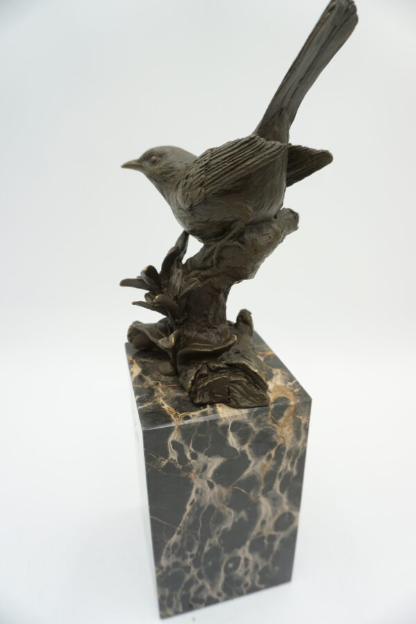 FIGURA Z BRĄZU PTASZEK WRÓBELEK NA KWIATACH