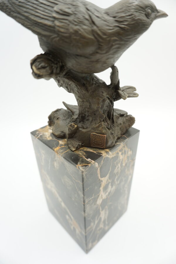 FIGURA Z BRĄZU PTASZEK WRÓBELEK NA KWIATACH