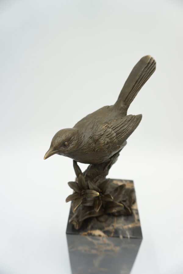 FIGURA Z BRĄZU PTASZEK WRÓBELEK NA KWIATACH