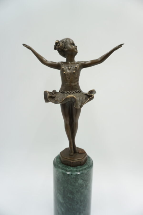 FIGURA Z BRĄZU DZIEWCZYNKA TANCERKA