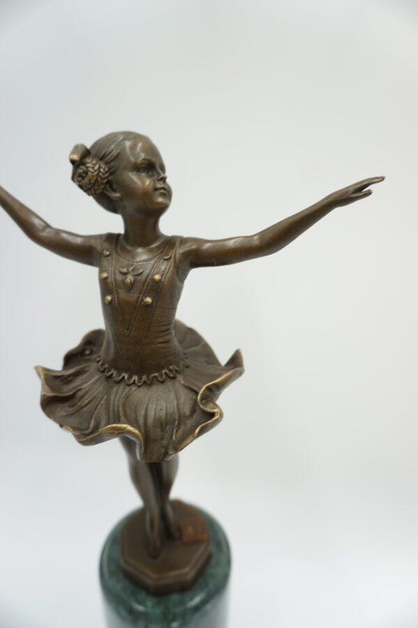 FIGURA Z BRĄZU DZIEWCZYNKA TANCERKA