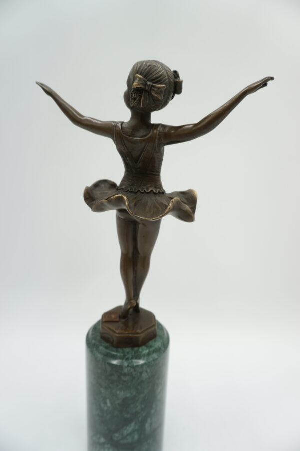 FIGURA Z BRĄZU DZIEWCZYNKA TANCERKA