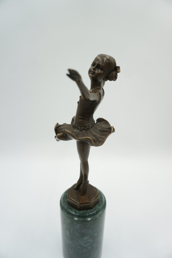 FIGURA Z BRĄZU DZIEWCZYNKA TANCERKA