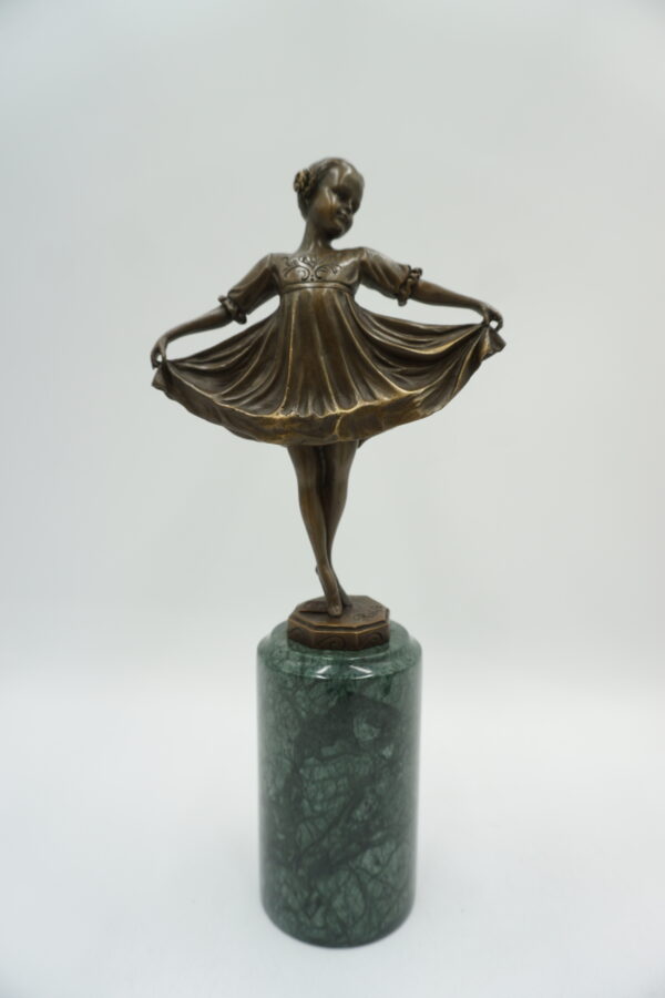 FIGURA Z BRĄZU DZIEWCZYNKA W SUKIENCE