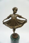 FIGURA Z BRĄZU DZIEWCZYNKA W SUKIENCE