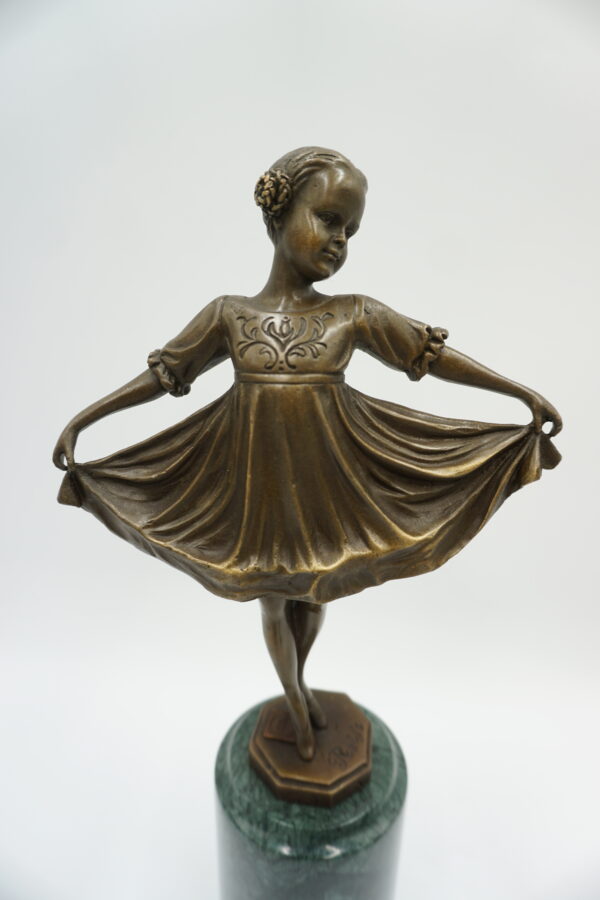 FIGURA Z BRĄZU DZIEWCZYNKA W SUKIENCE