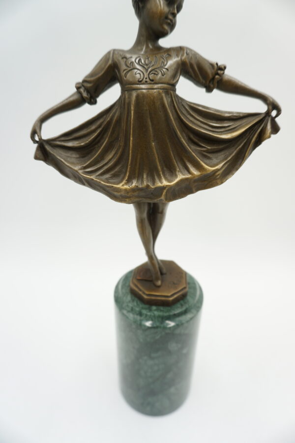 FIGURA Z BRĄZU DZIEWCZYNKA W SUKIENCE