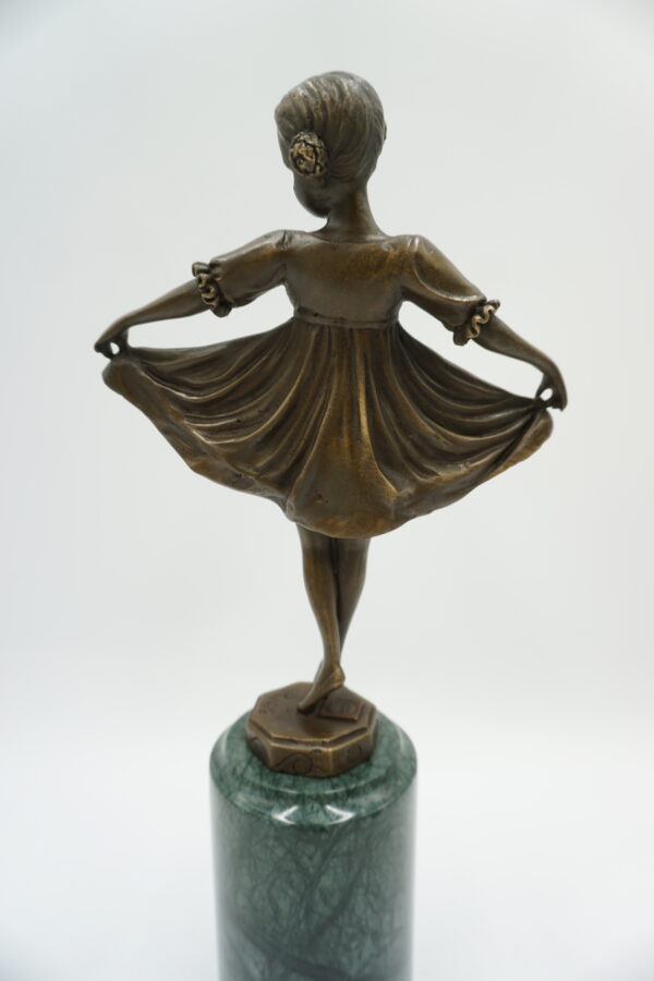 FIGURA Z BRĄZU DZIEWCZYNKA W SUKIENCE